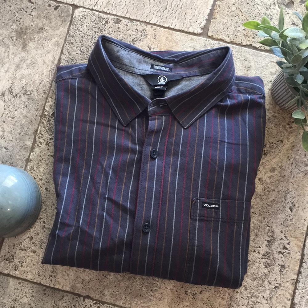MENS VOLCOM BUTTON DOWN 🎉🎉